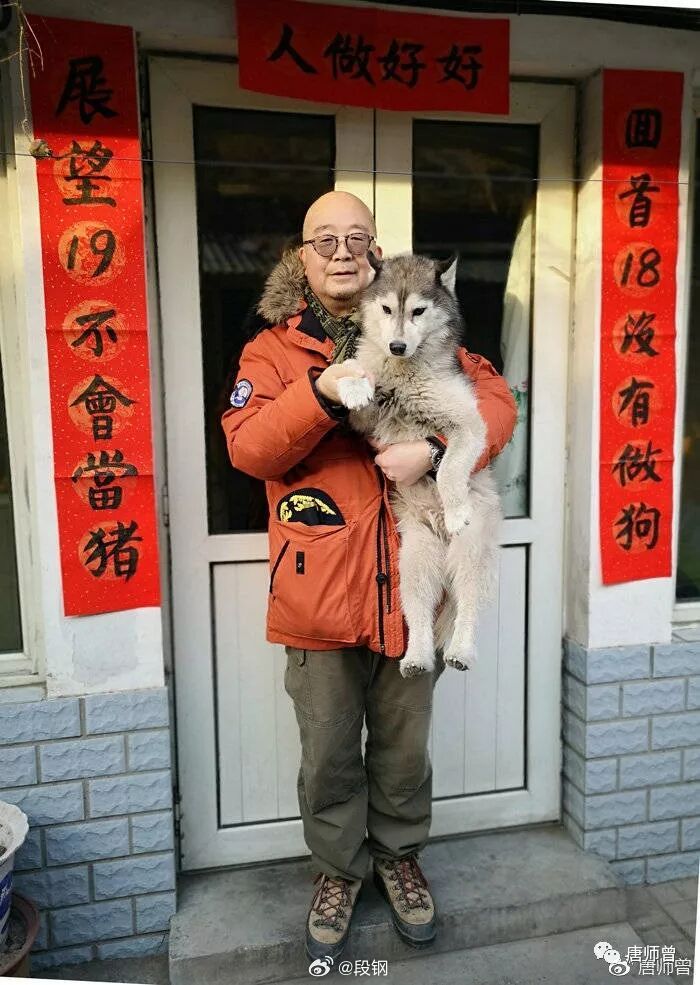七年前，老鸭自己开车跑到我家，让我按照他的词写一副春联。拿回去就贴上了。场景历历
