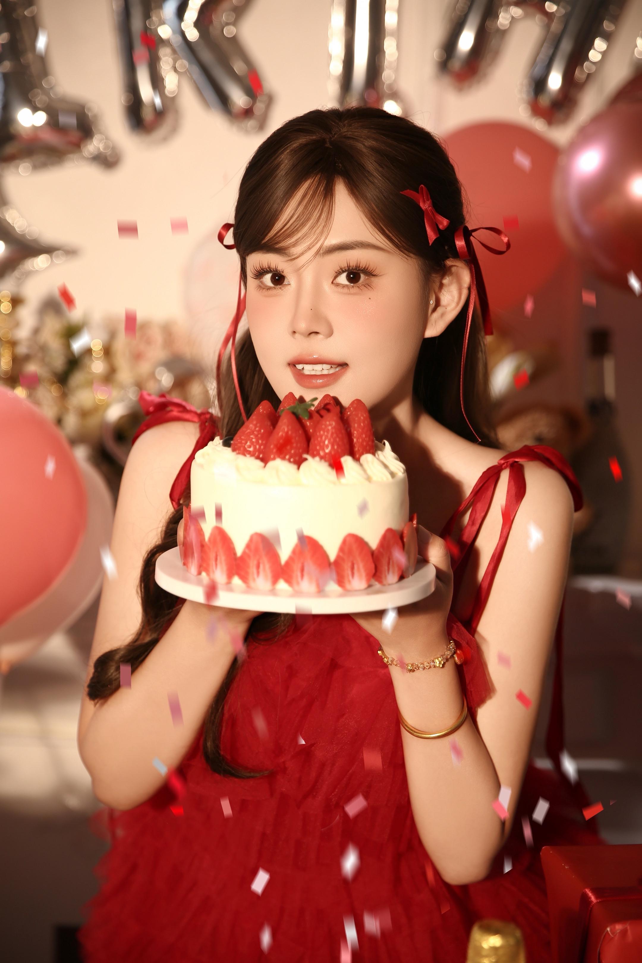 十二字箴言致自己：独立，学习，突破，赚钱。愿新岁清醒坚定，生日快乐呀！