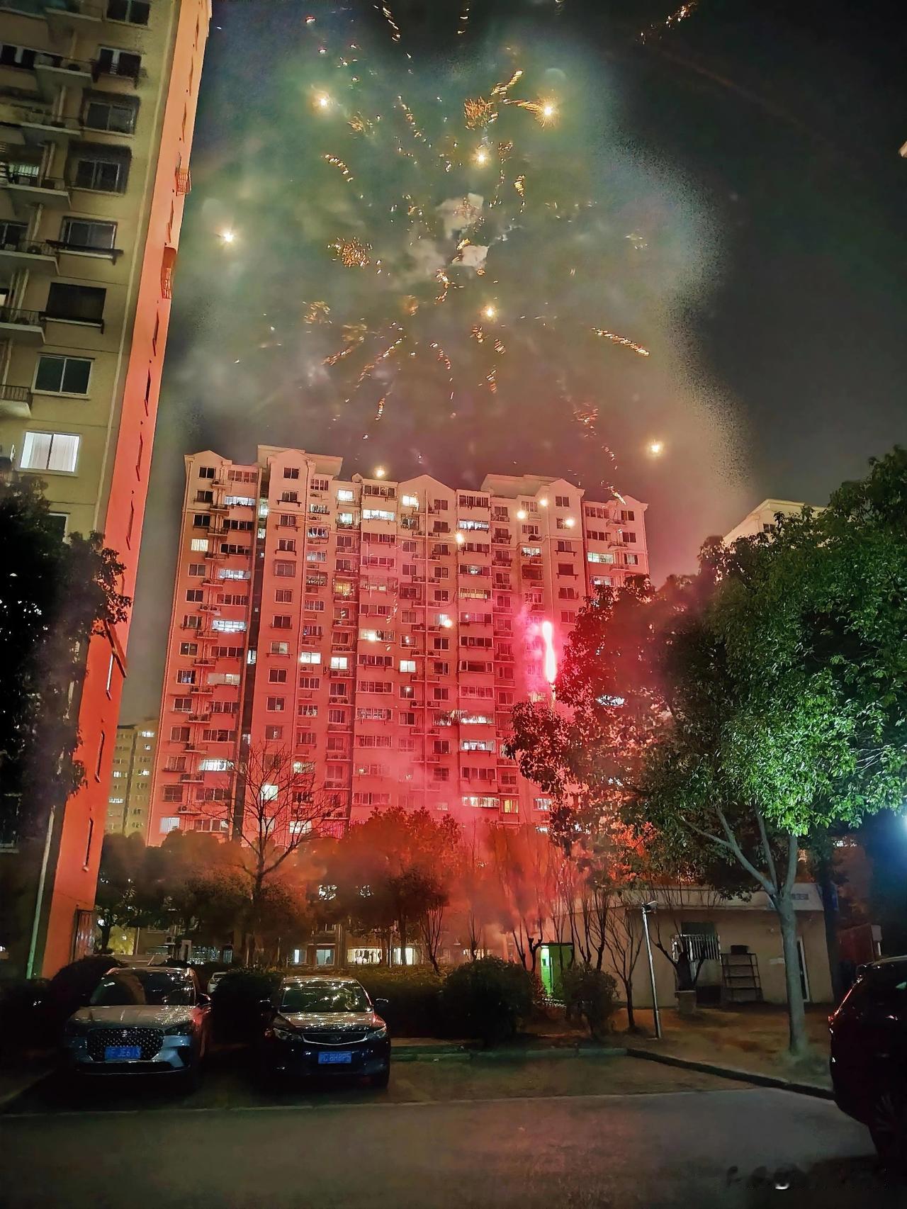 晒图笔记大赛禁止放烟花后，难得一见的烟花爆竹