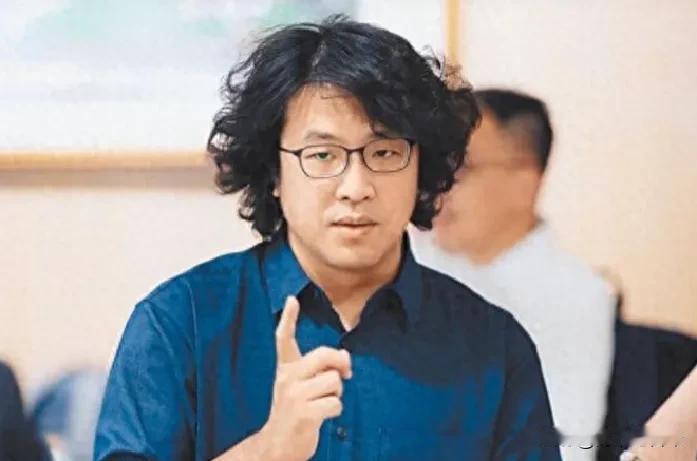 “大陆要通缉我，出岛就会被抓，我全家的生意都黄了！”11月4日，台湾民意机构里，