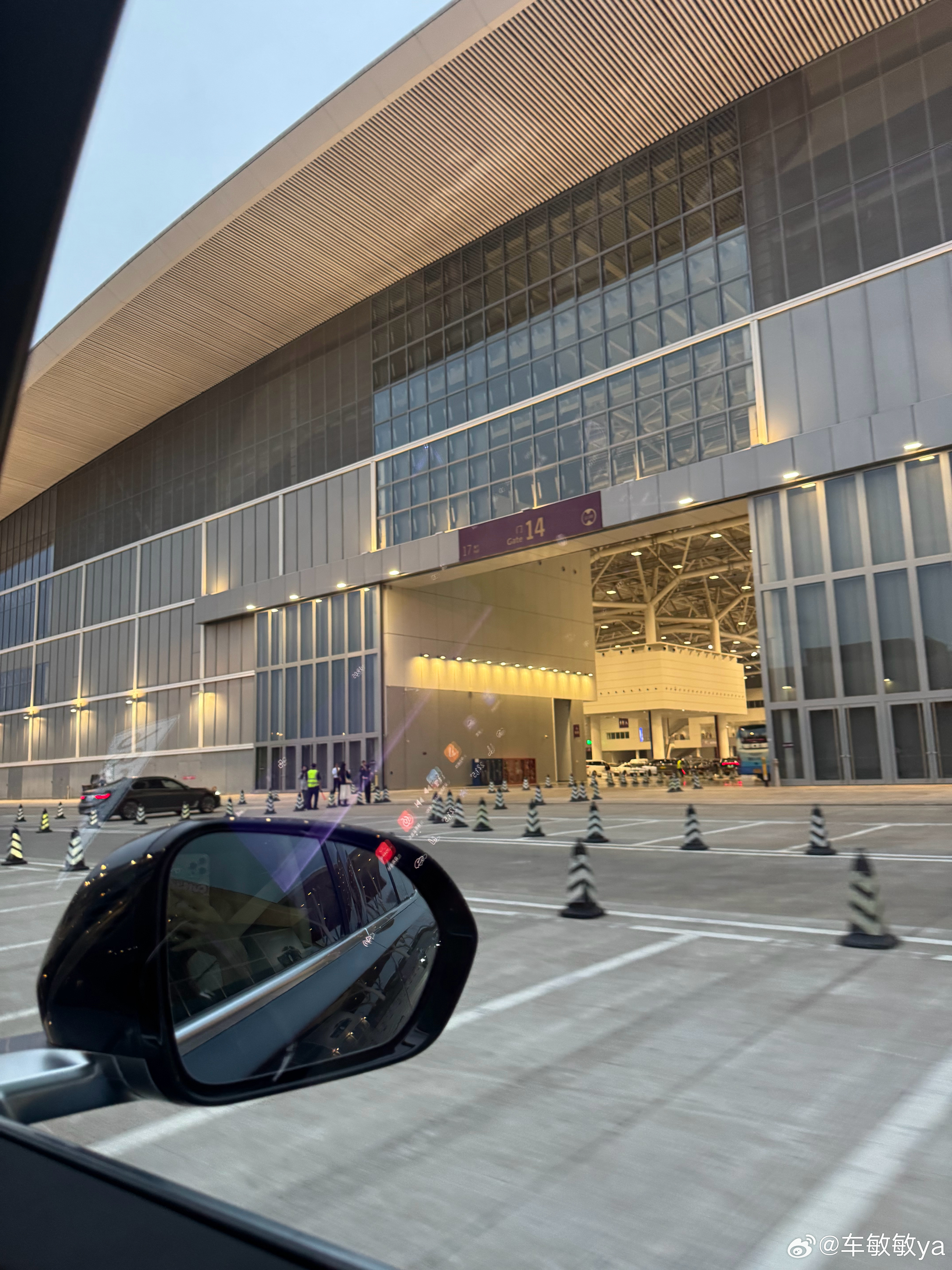 尊界S800发布会 感受一下尊界发布会现场的停车场，不仅规划的尽然有序，离现场也
