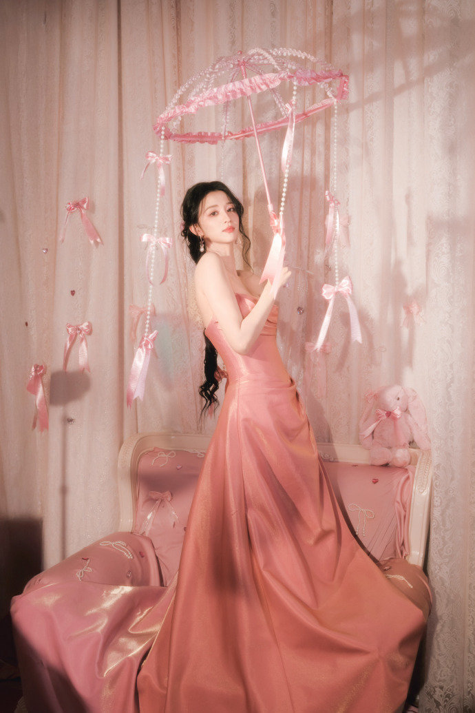 明月录锦衣卫给王楚然跳舞庆生 《明月录》剧组庆生太会了！锦衣卫集体变身男团，现场