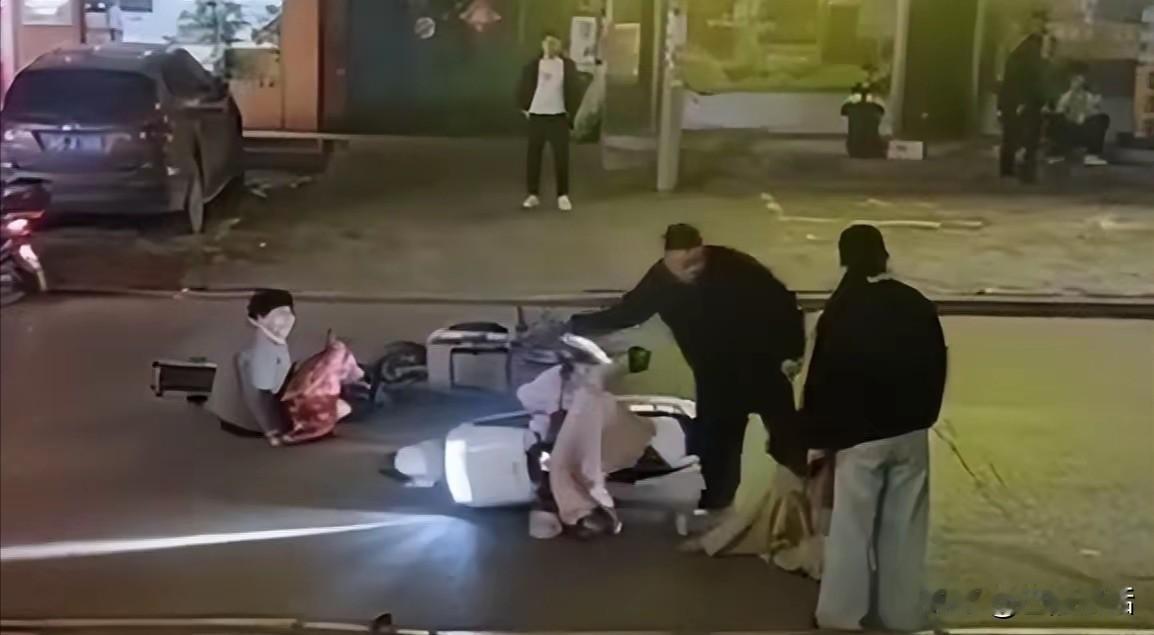 平顶山郏县一对夫妇当街毒打15岁女孩事件再次告诉了我们这样一个道理：良好家风很重