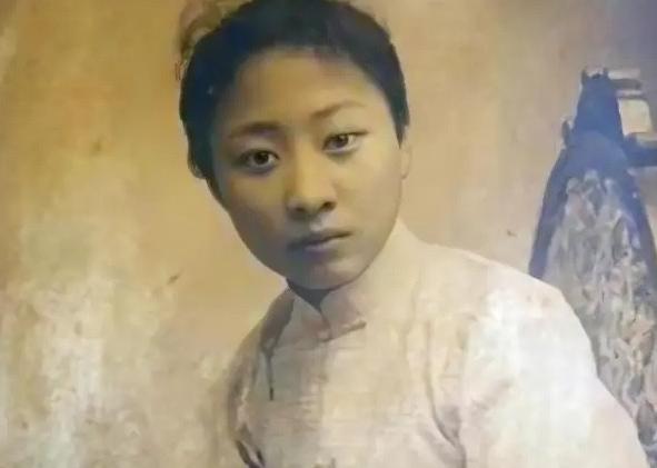 露兰春是民国时期上海滩响当当的京剧老生女演员。她原籍山东，幼年时到处流浪，后来学