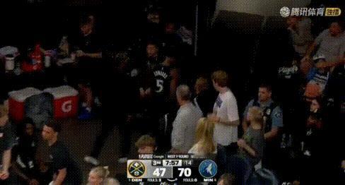 变数——华子3节中断返回更衣室！
从图2离场前他还能生气踢东西，说明没事哈哈。果