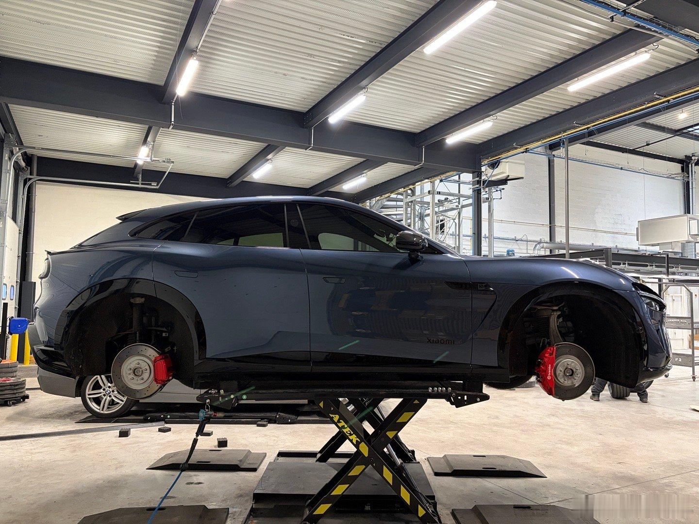 新胎换上了，开了50km左右，感觉还行吧。说实话，小米YU7原厂这个前245/4