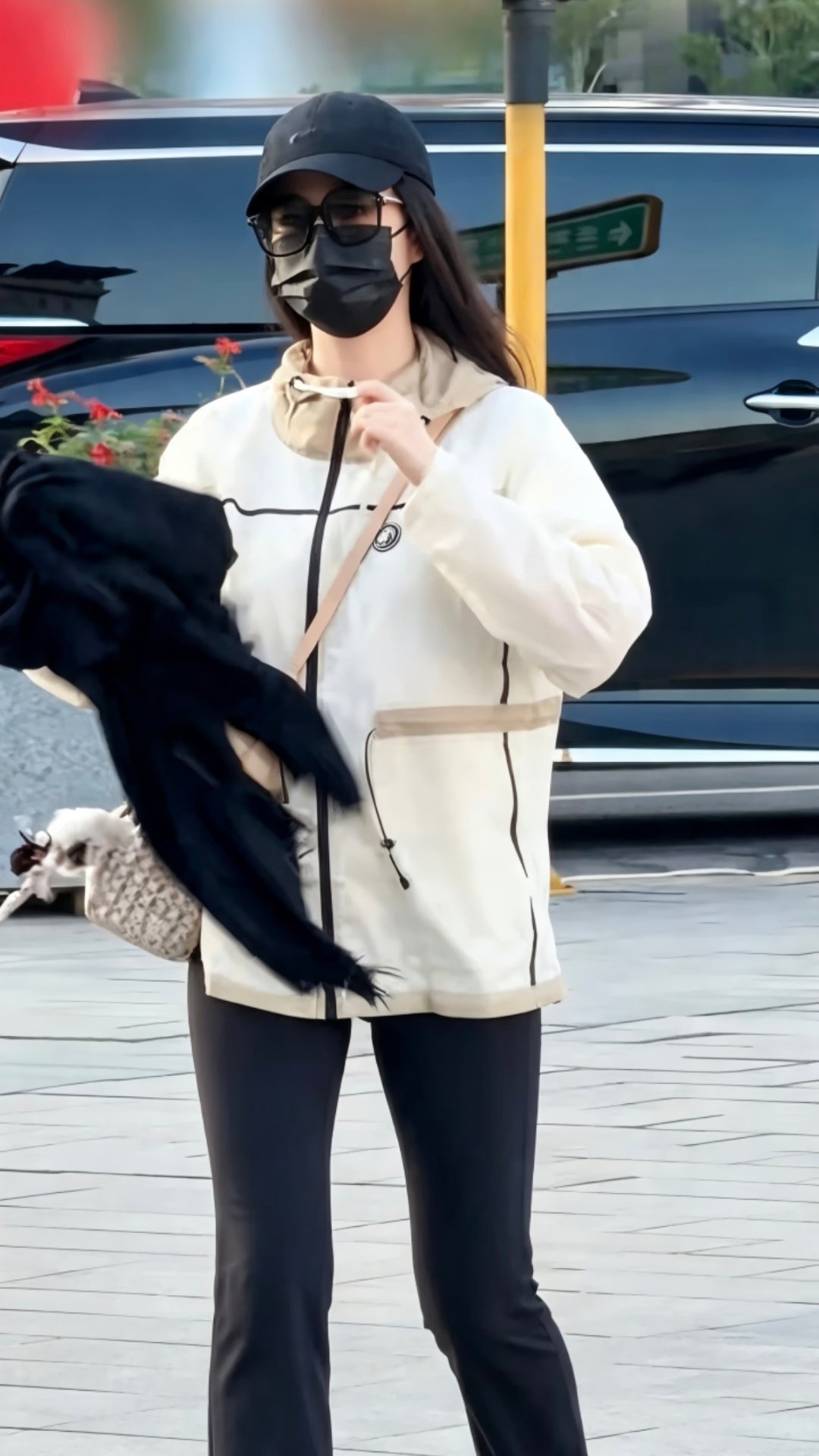 刘亦菲素颜穿79.8元防晒衣红毯之上是流光溢彩的高定礼服，私下出行是清爽实用的平