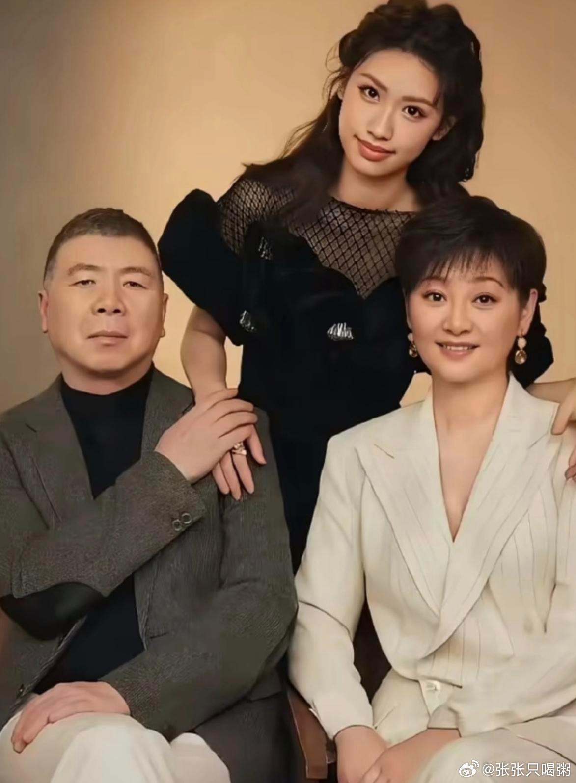 冯小刚一家三口，女儿像爸爸还是像妈妈？ 