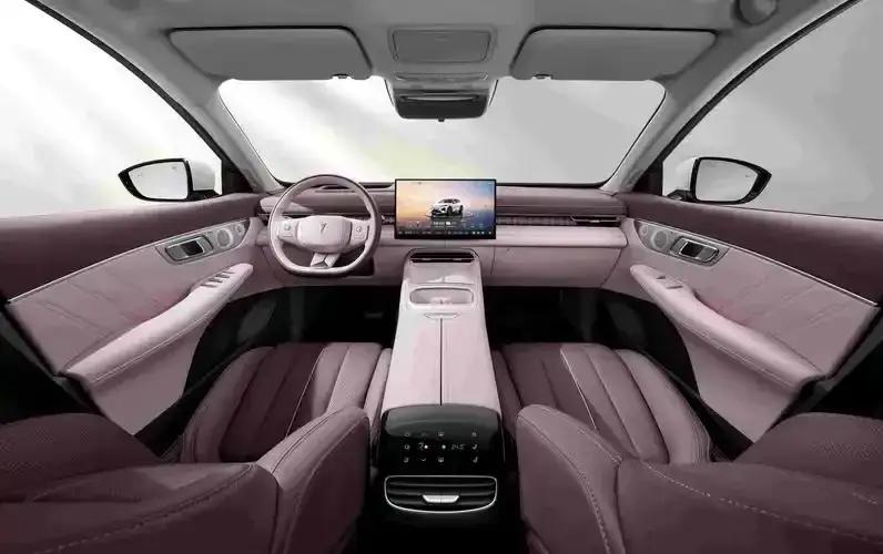 最近总看到外媒酸溜溜地说，中国车企不研究发动机、变速器、底盘，只会搞些“花哨配置