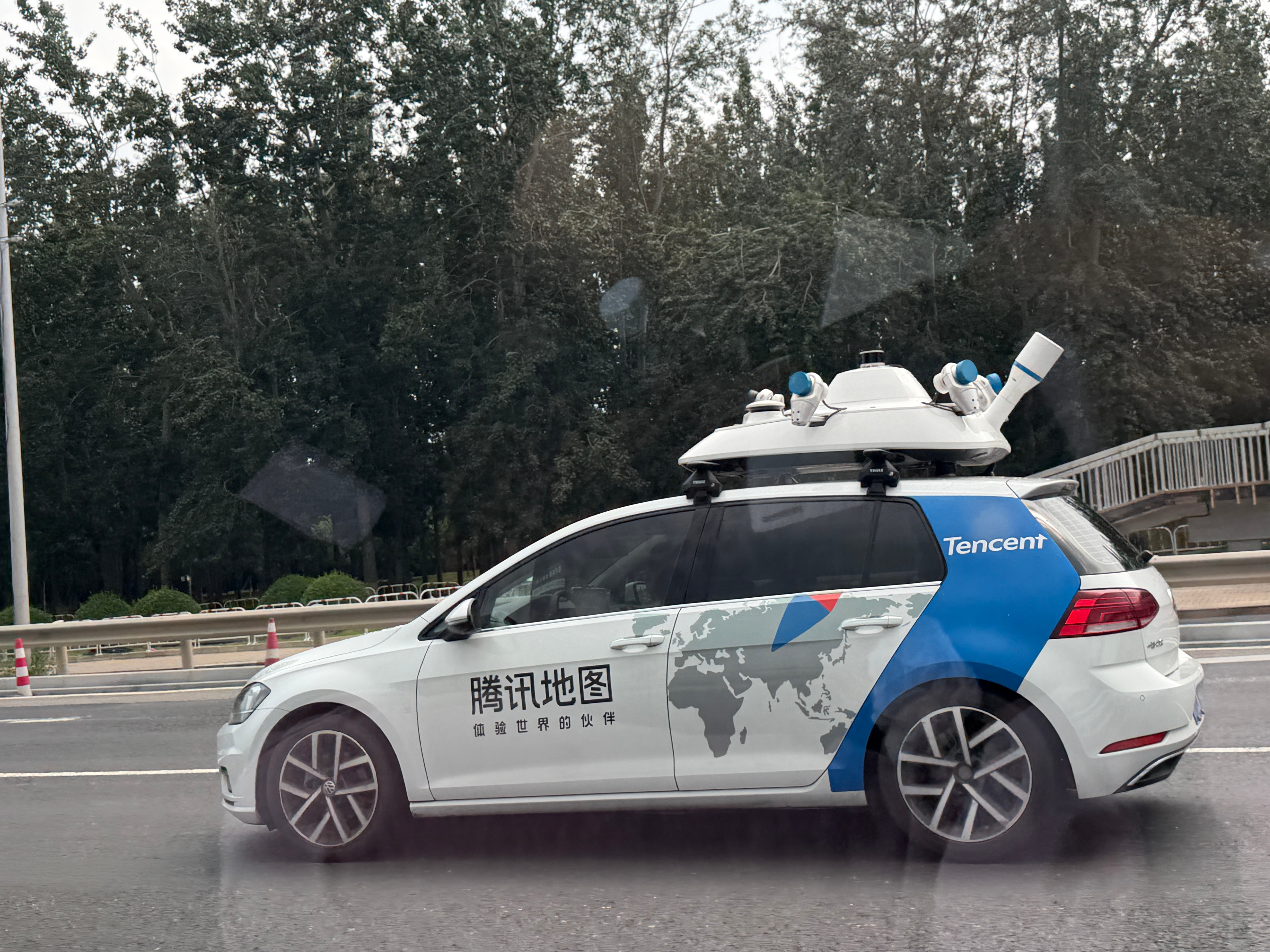 偶遇了腾讯地图跑图的车，原来地图的VR实景是这么来的