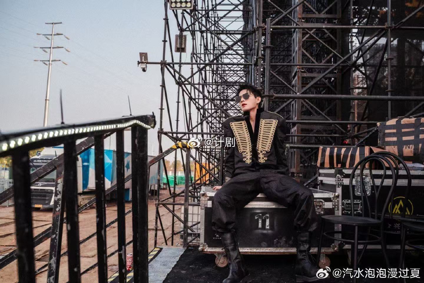 姚琛西藏雪山直播遇到雪崩 雪山直播秒变灾难大片，姚琛亲眼目睹雪崩，后退几步但镜头