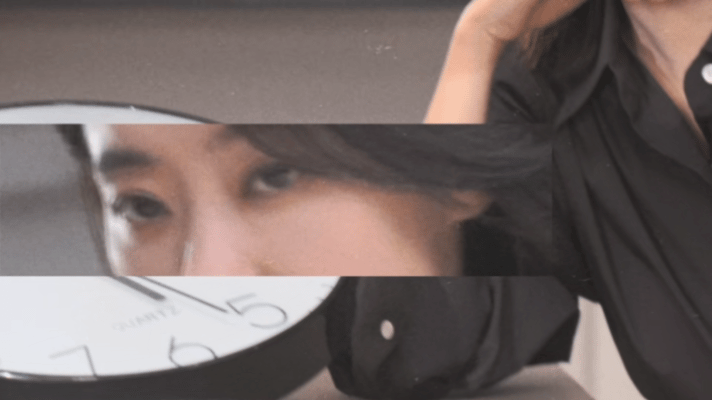 张小斐妈妈变女强人从温情满满的慈母李焕英，蜕变为杀伐利落的职场女性张微。张小斐凭