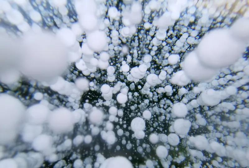 近日安徽宿州，婚礼上朋友向新人头上喷雪花泡沫，新娘忍无可忍，反手果断“回礼”，当