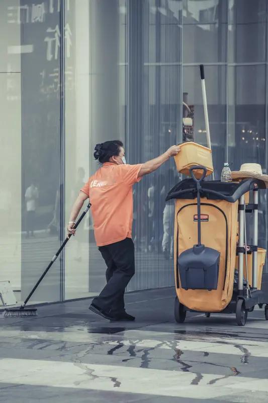 保洁大姨版车模意外走红 最近哈尔滨一家雷克萨斯4S店的58岁保洁大姨火出圈啦！起