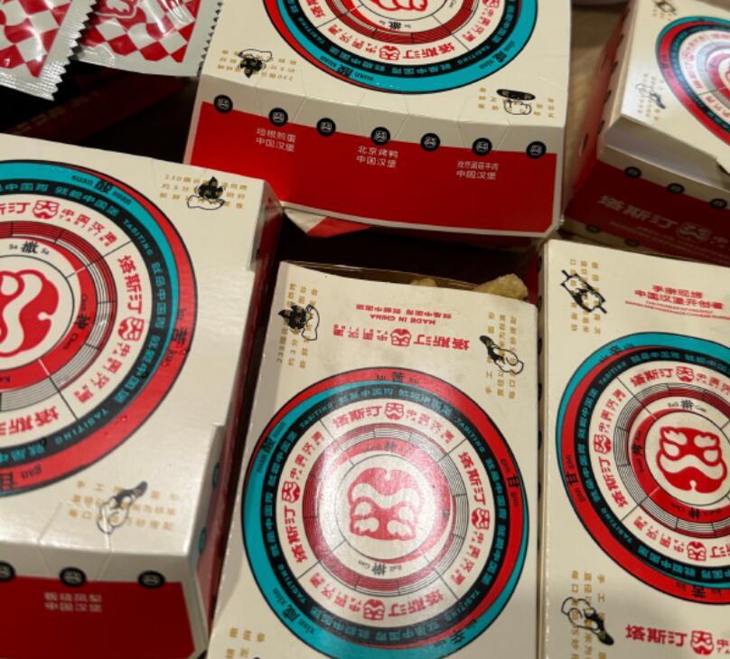 今天看到塔斯汀现烤汉堡胚，真的好香好软嫩，员工做餐也很认真哦，塔门可以入哦。#塔