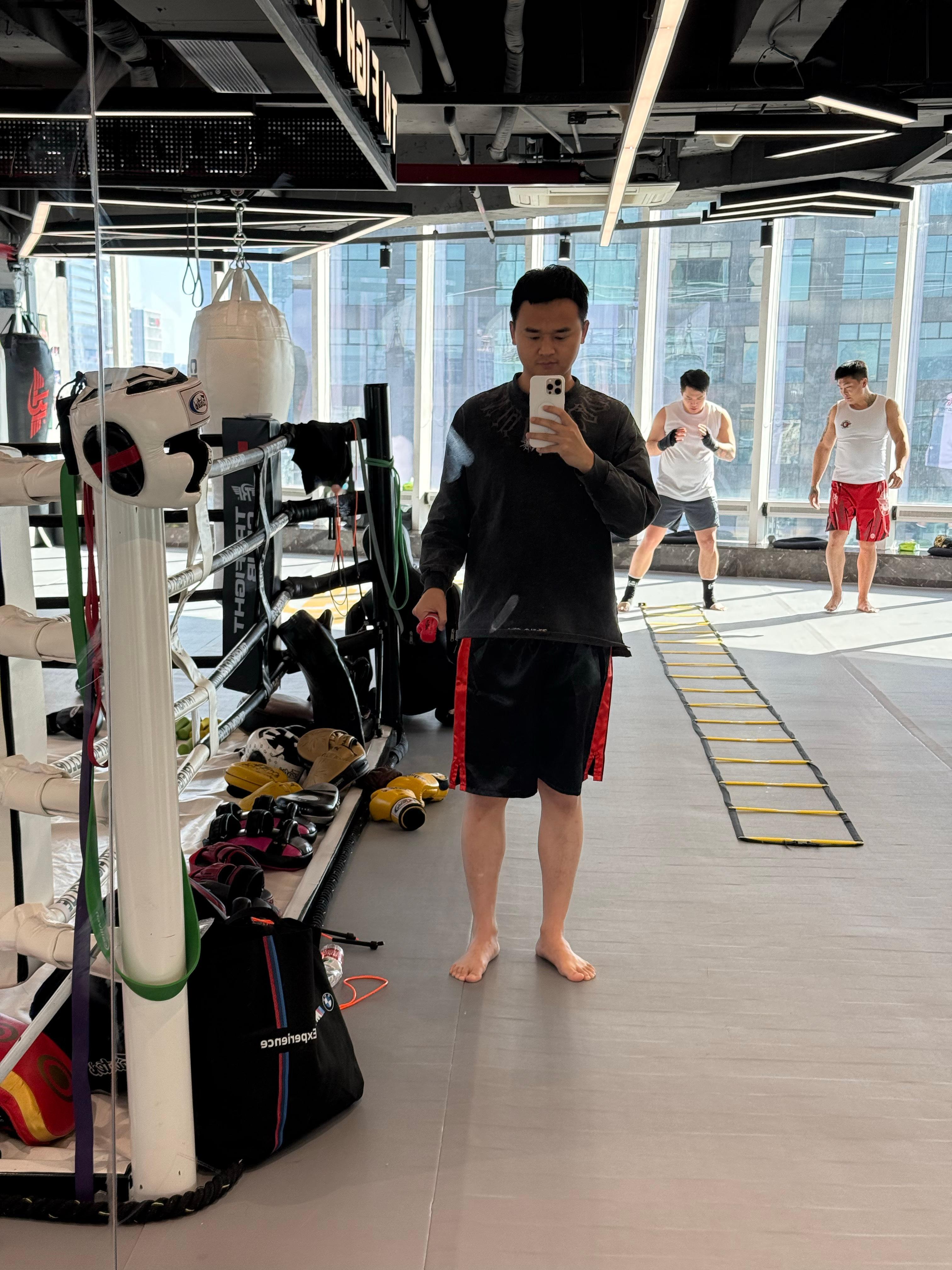 今年又来打拳，教练说要回家过年了，送了我一个小拳套做纪念，不知道他明年还来不来深