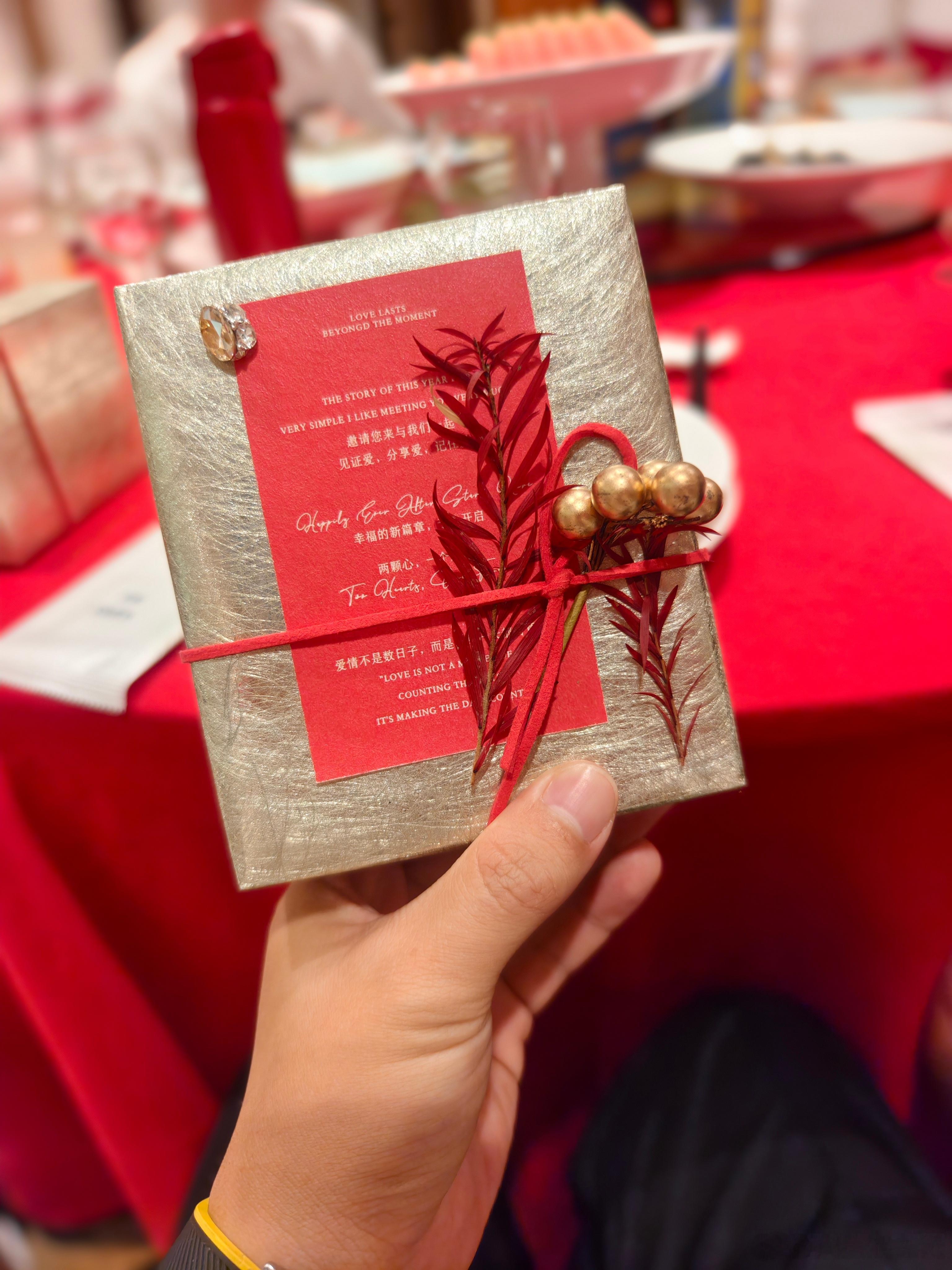参加个婚礼，大家认识的，猜猜是谁 ​​​
