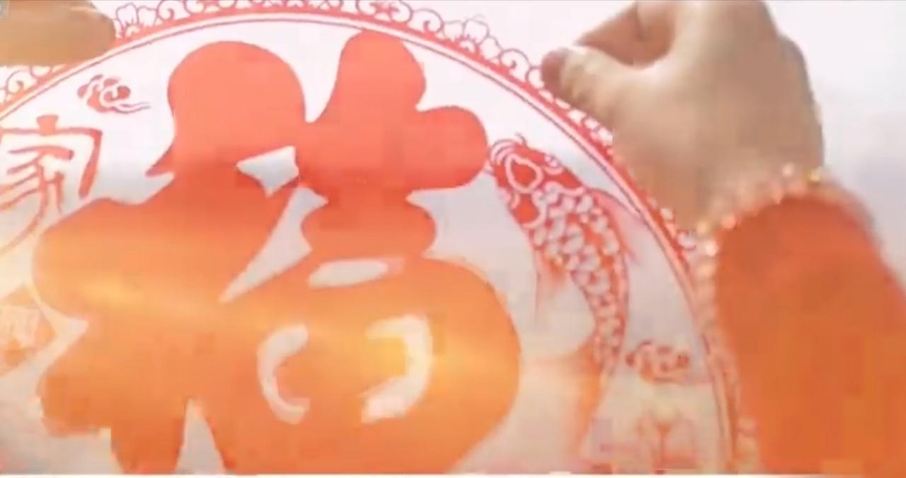 第一张图中，红底的“福”字纹样绘于瓷盘之上，明艳的红色勾勒出喜庆的年味，指尖轻触