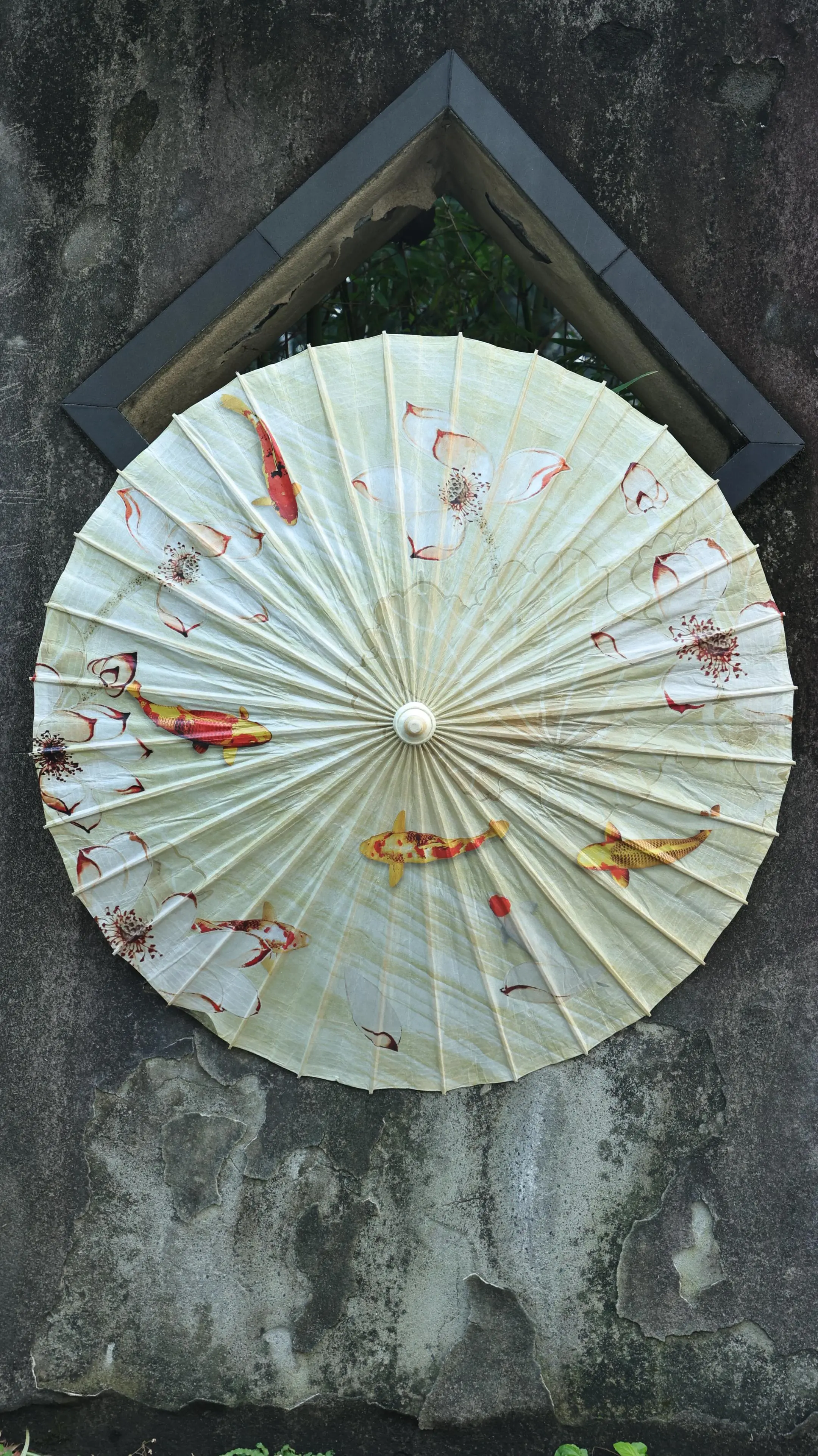 【动物系列】锦鲤·油纸伞。雨丝斜斜掠过，伞面的锦鲤似被惊醒，尾鳍一摆便...