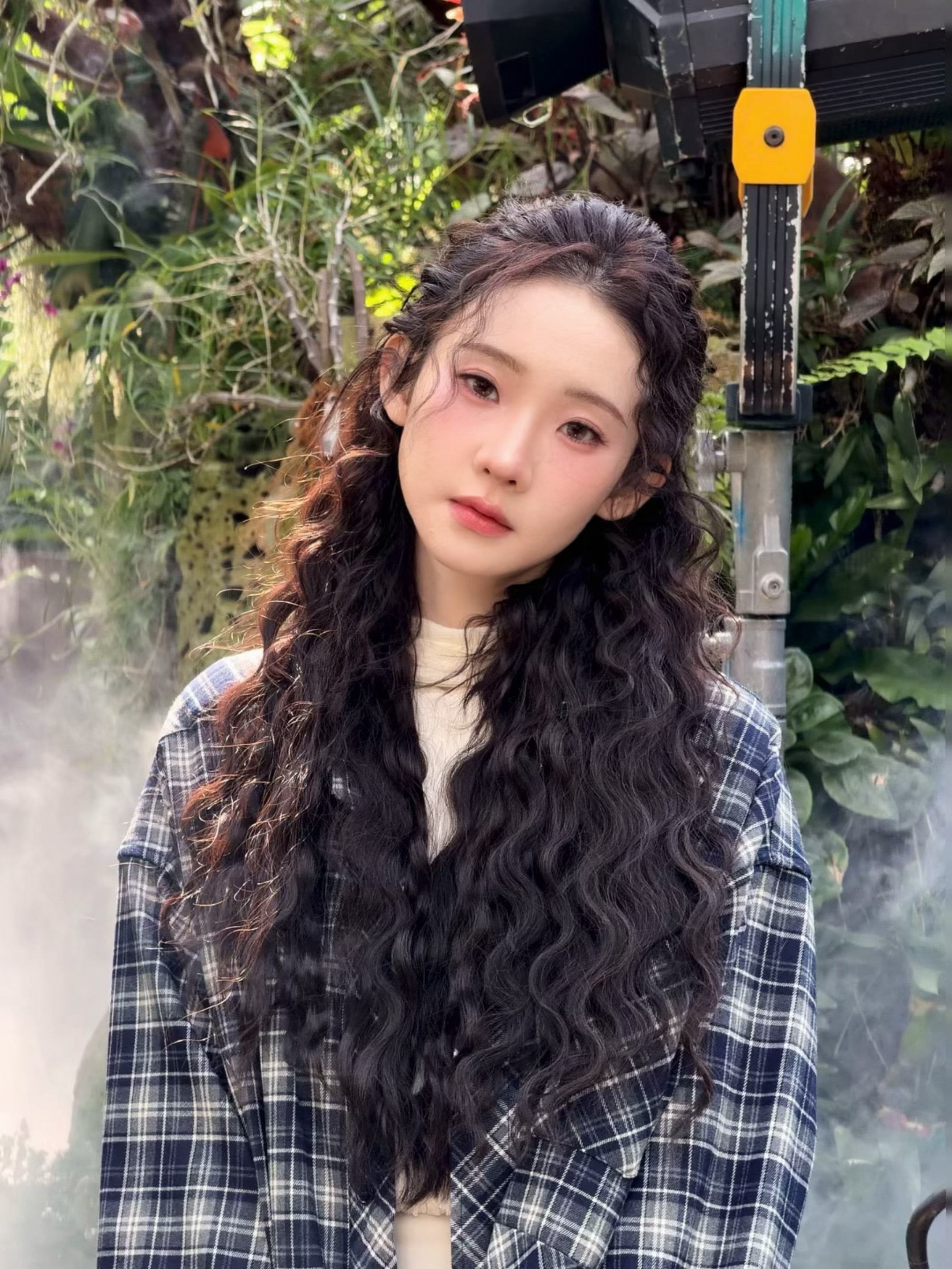 张艺凡这张脸就没有废片 张艺凡的羊毛卷造型也太鲨我了！软乎乎的卷发衬得她脸颊线条