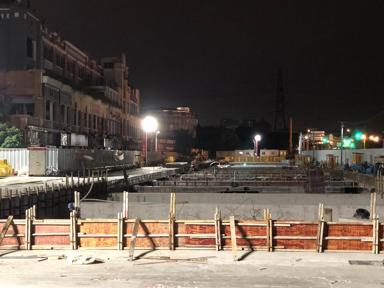 上海夜晚气温已经降到25-26度，非常舒服。可惜上海地铁12号线工地一个干活的人