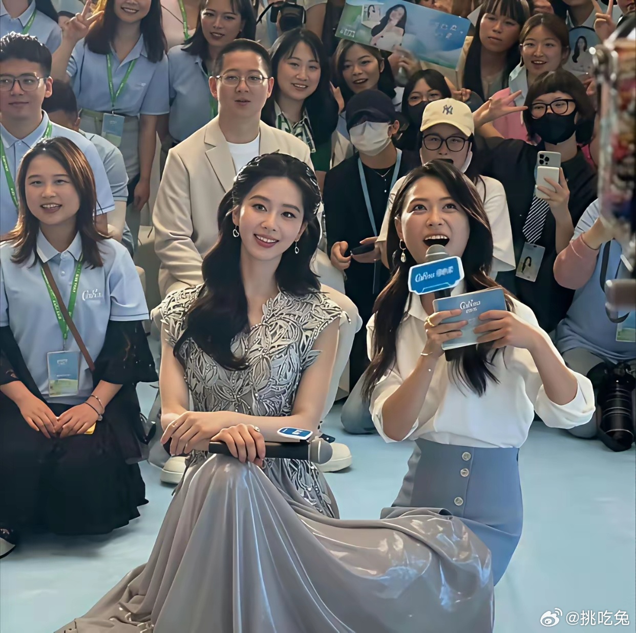 女孩子保护女孩子～刘诗诗用自己的裙子盖住女主持人的腿，很细心 