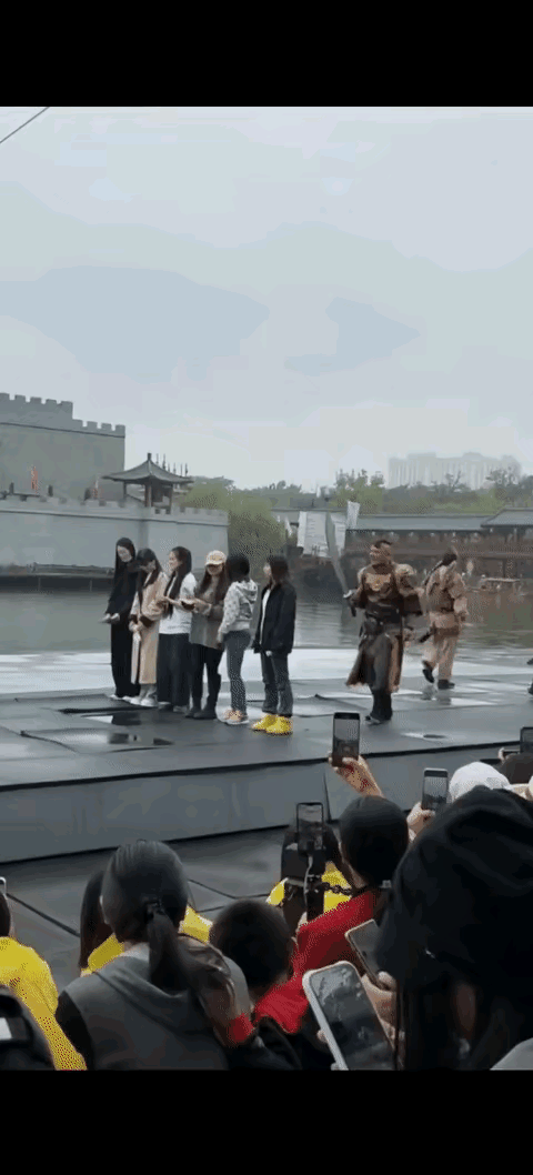 挺大个老爷们，穿着打扮也很威武，居然如此粗暴对待一个小女孩，看着特别的不舒服，也