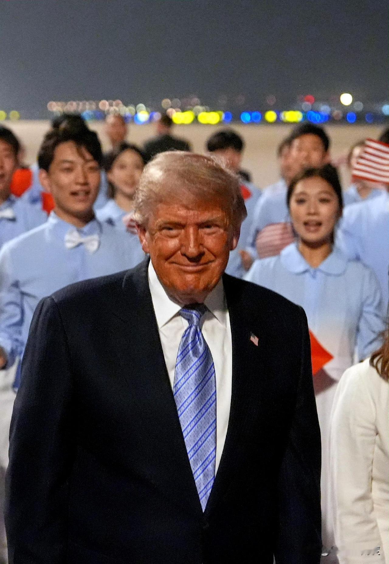 特朗普这表情太少见了，和在美国的狂妄自大的落差太大了！
用什么词形容好呢？
娇羞