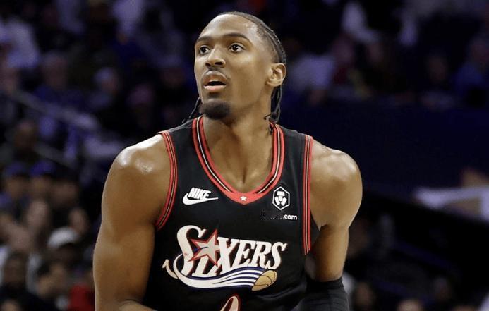 马克西在主场对步行者的比赛中送出7次抢断，险些打破NBA历史记录。
在NBA的长