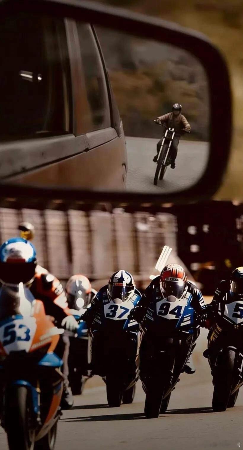 荣耀张雪机车战略合作荣耀和张雪机车这波牵手真的是很接地气！一个是闯世界赛场的国产