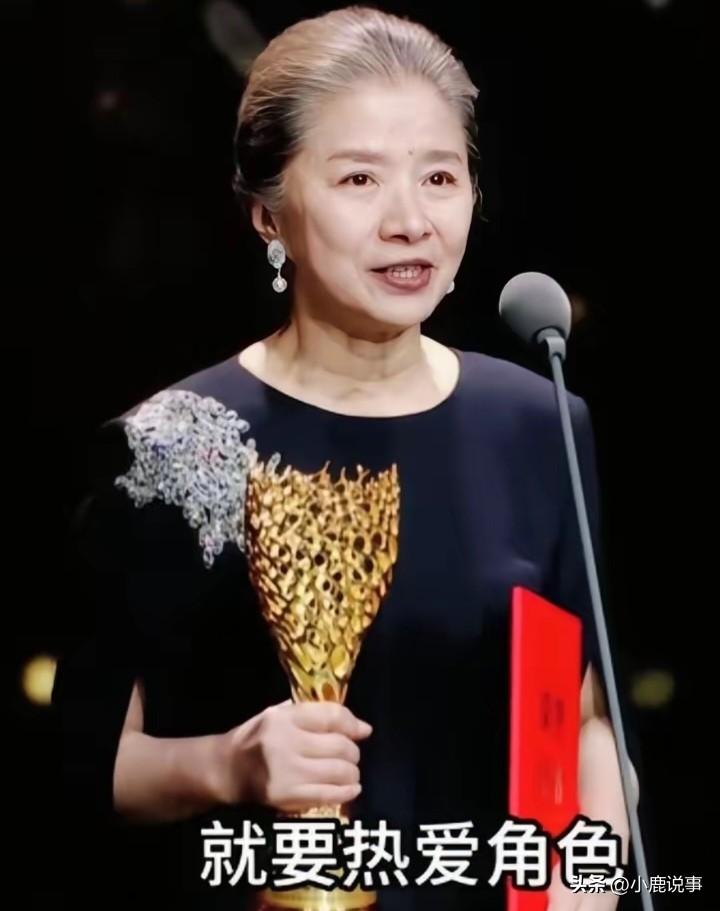 迟蓬老师这次获奖，
我看完真的鼻子一酸。
不是别人，就是这个66岁的老戏骨，靠一