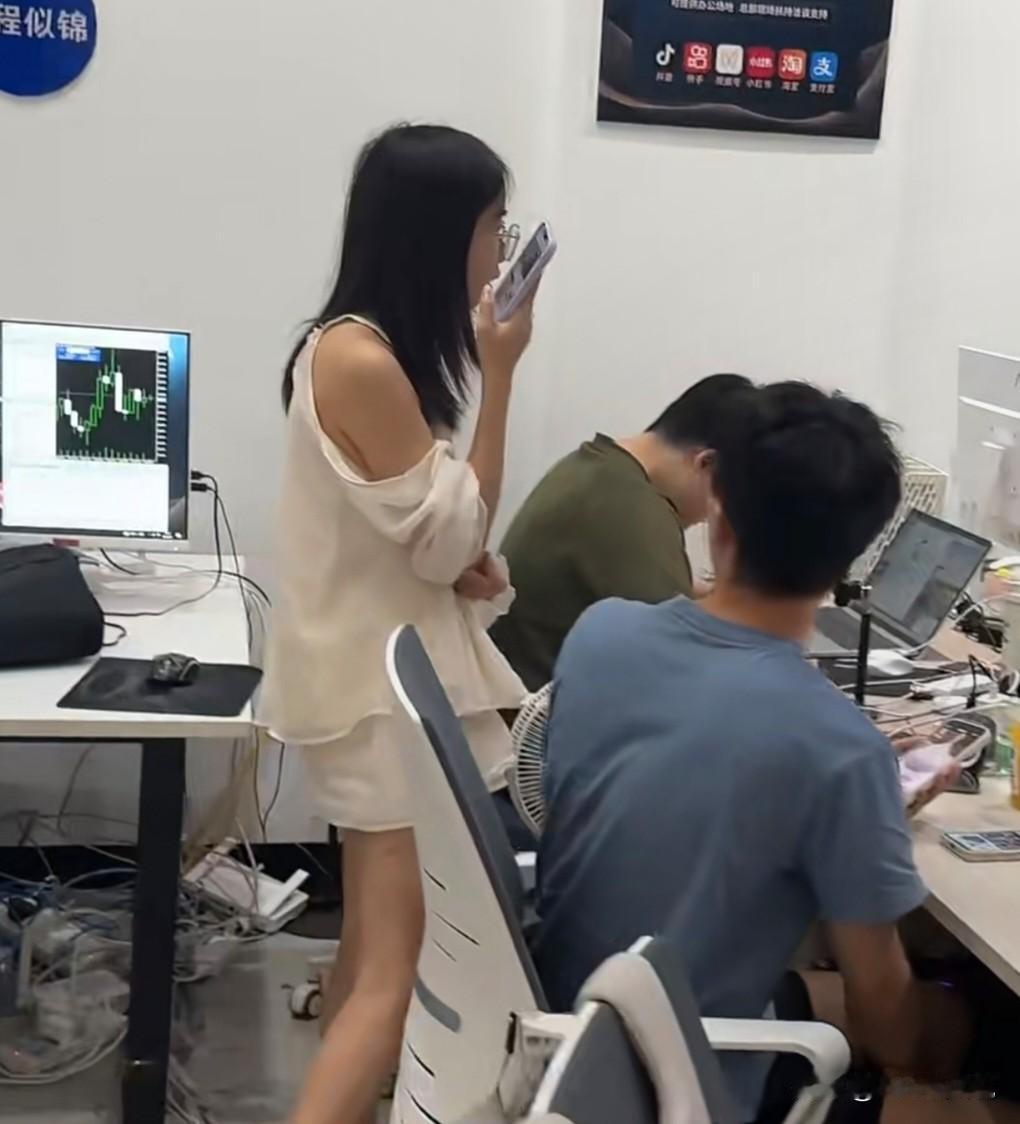 公司招了个00后运营，入职也就是一周多的时间，刚好赶上最近活比较多，部门领导临下