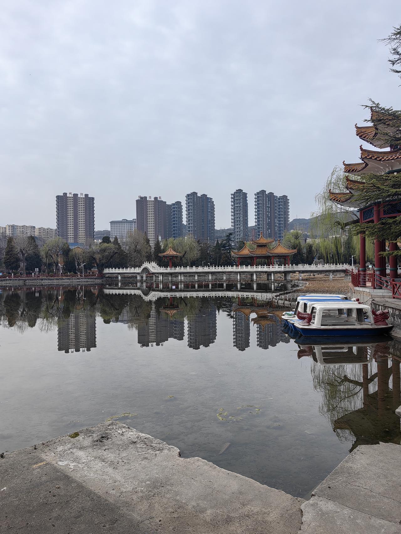 一百多年前，有一个来自琉球的使者跪在李鸿章的衙门口三天三夜，请求保护藩属国免受日