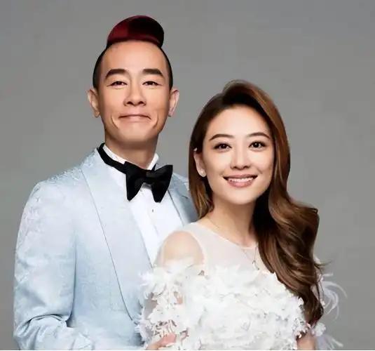 陈小春第一次登门拜访岳父，
恭恭敬敬喊了一声叔叔，

结果应采儿爸爸当场打断他：