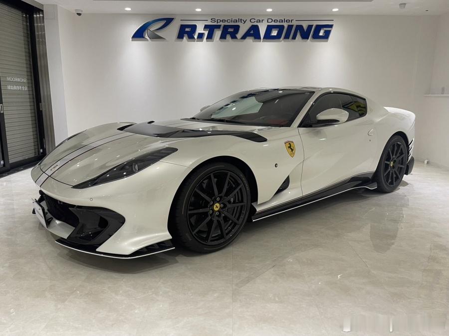 外观配色为Bianco Italia，搭配Bianco Mille Miglia