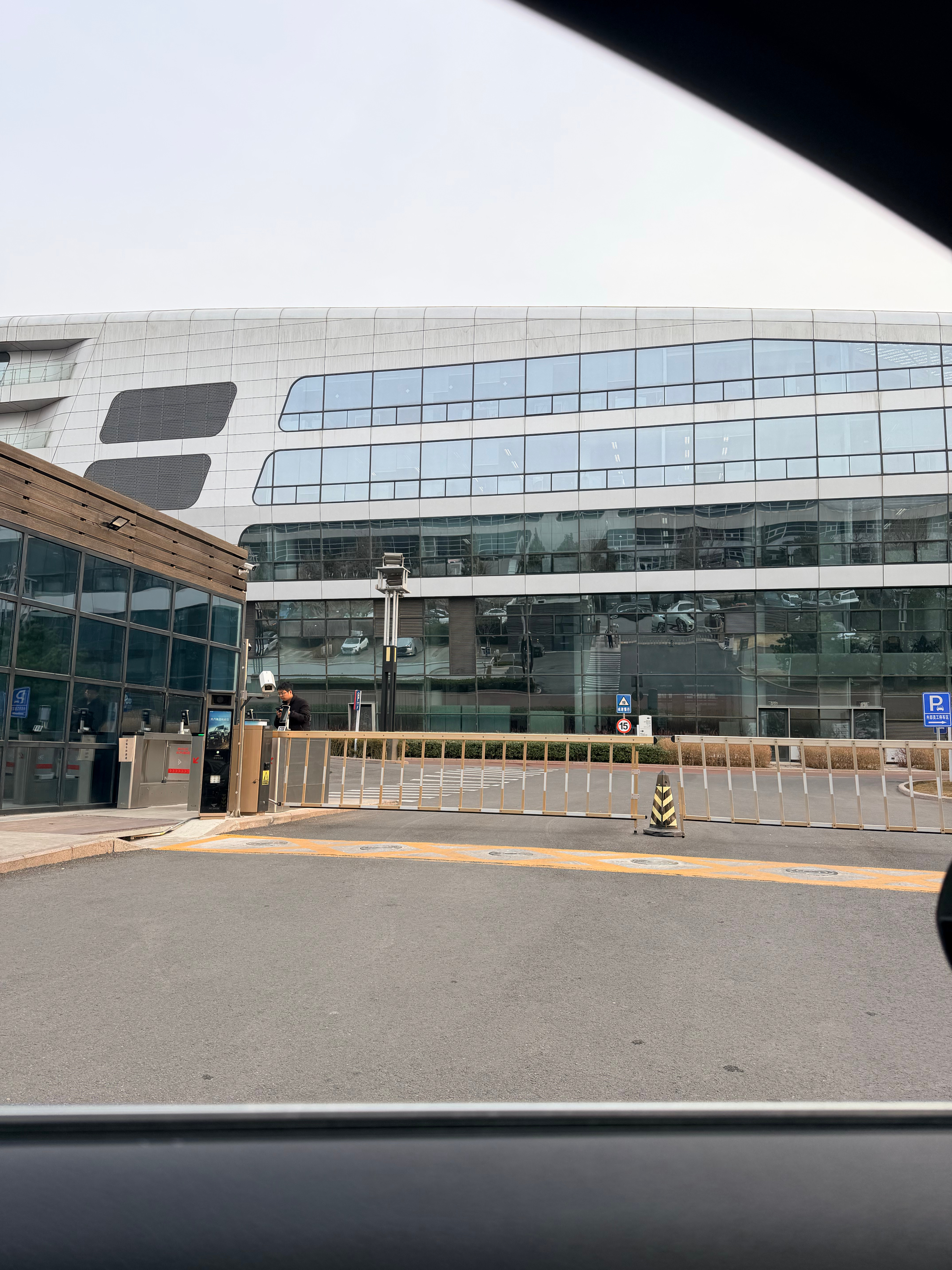 今年来北京工作，一个很要好高中同学和我一块来了，放弃了吉利的机会来了北汽 北京·