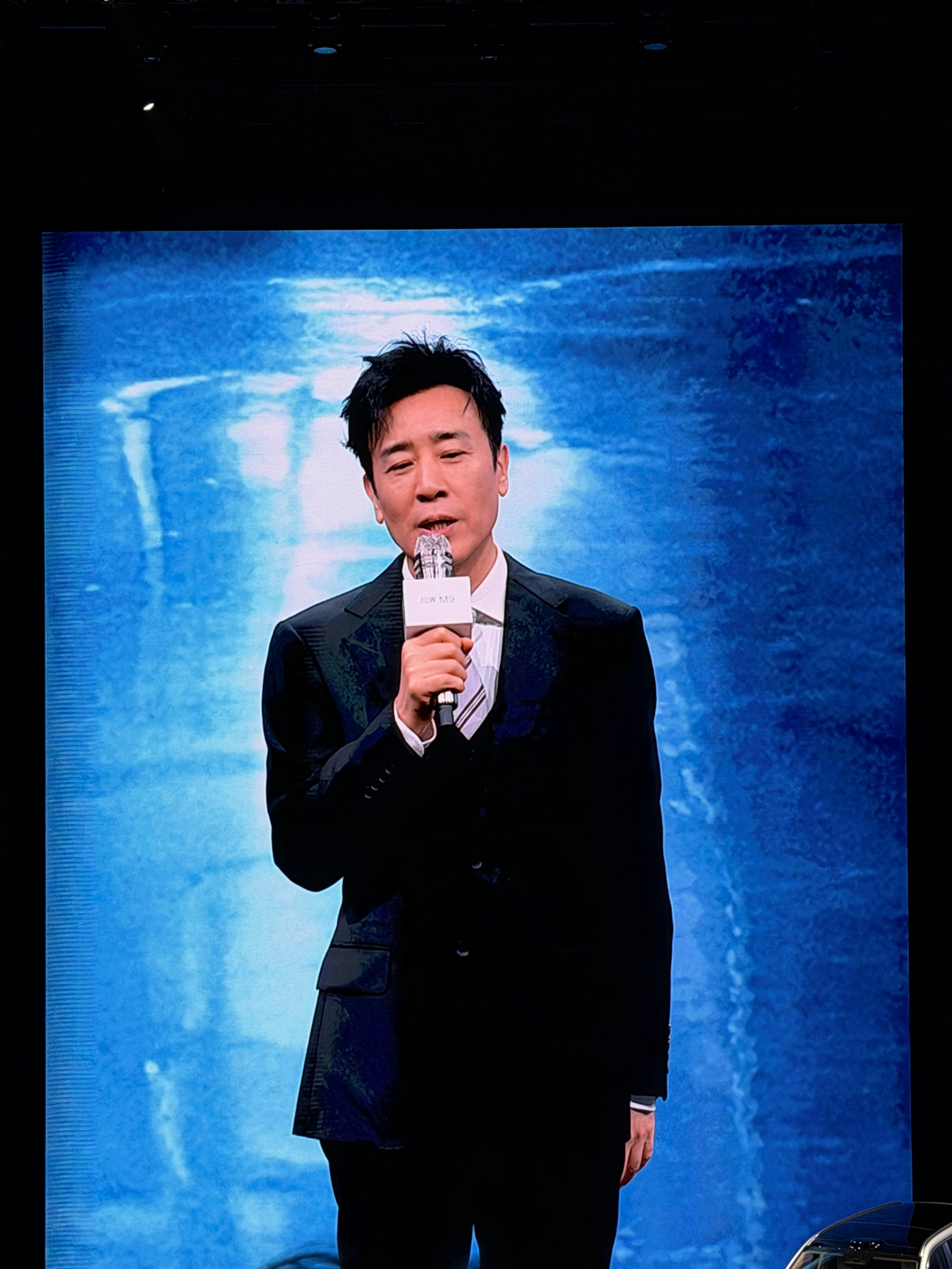 鸿蒙智行发布会问界M9的老车主于和伟 来了，本人状态非常好，讲话慢条斯理，给人一