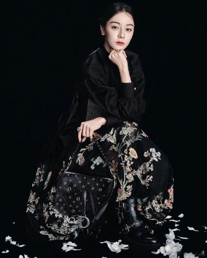 #迪丽热巴演绎新季时装的先锋格调##迪丽热巴早春穿搭look#迪丽热巴身着印花大