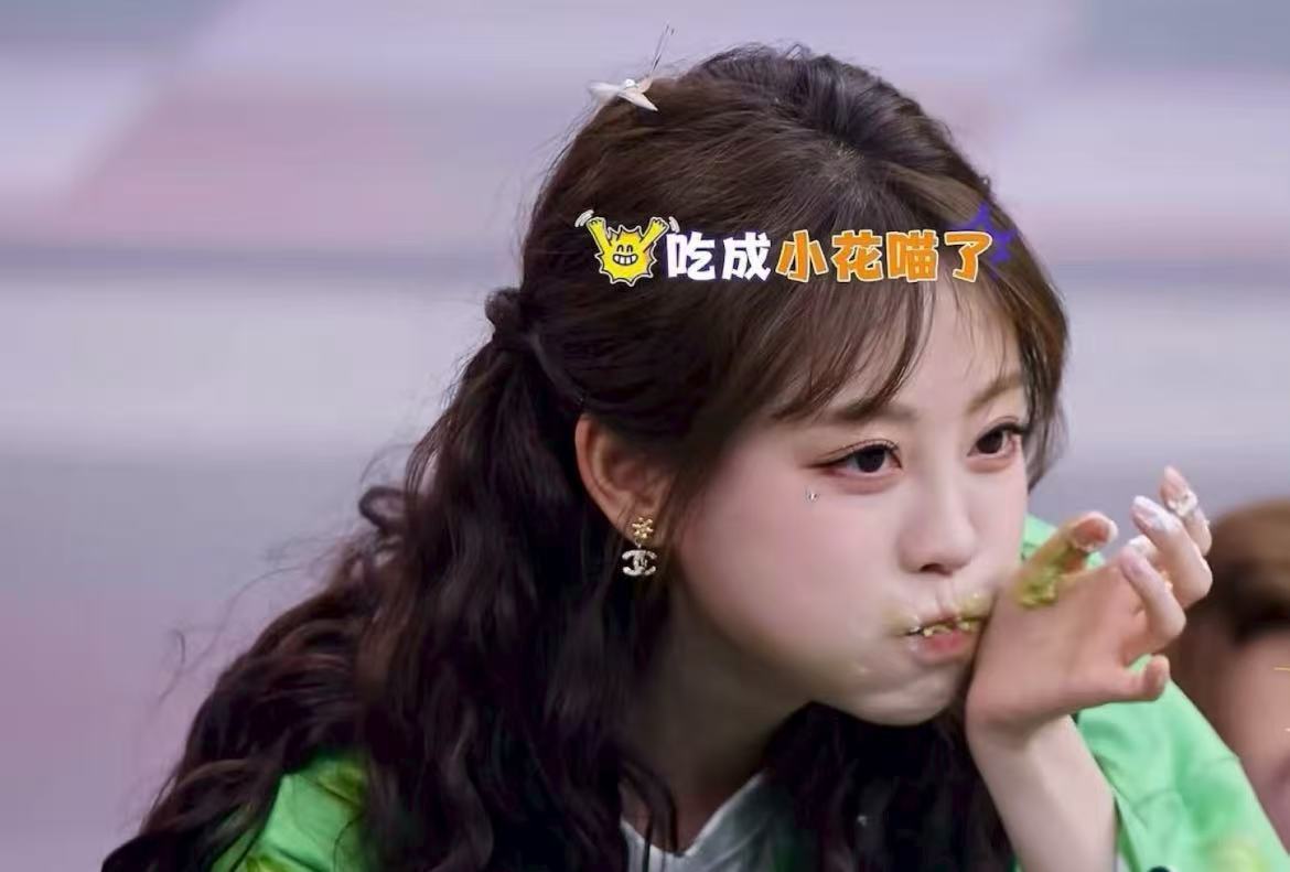 祝绪丹蛋糕吃出猪脚饭的感觉 祝祝吃草莓蛋糕的样子真是绝了，一边专注游戏一边大口享