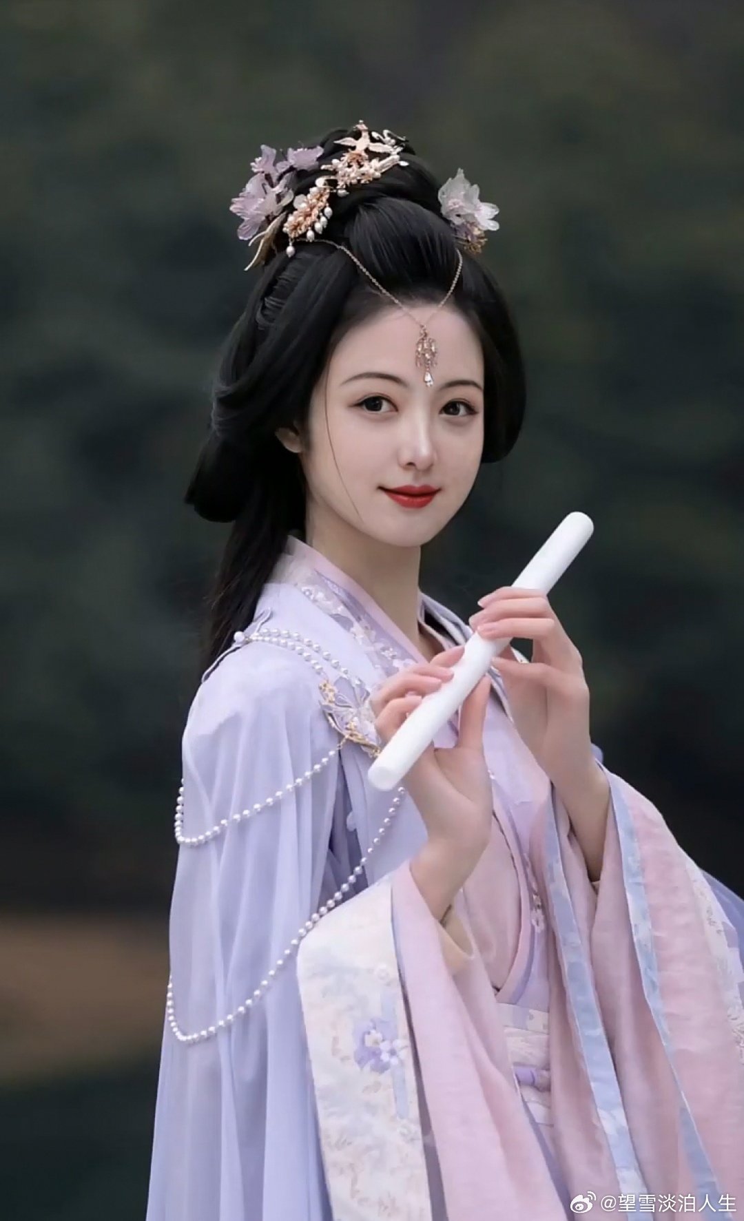 #情感#              《浮笙》仙子吹笙去，危梁跨鹤归。等来天籁寂，