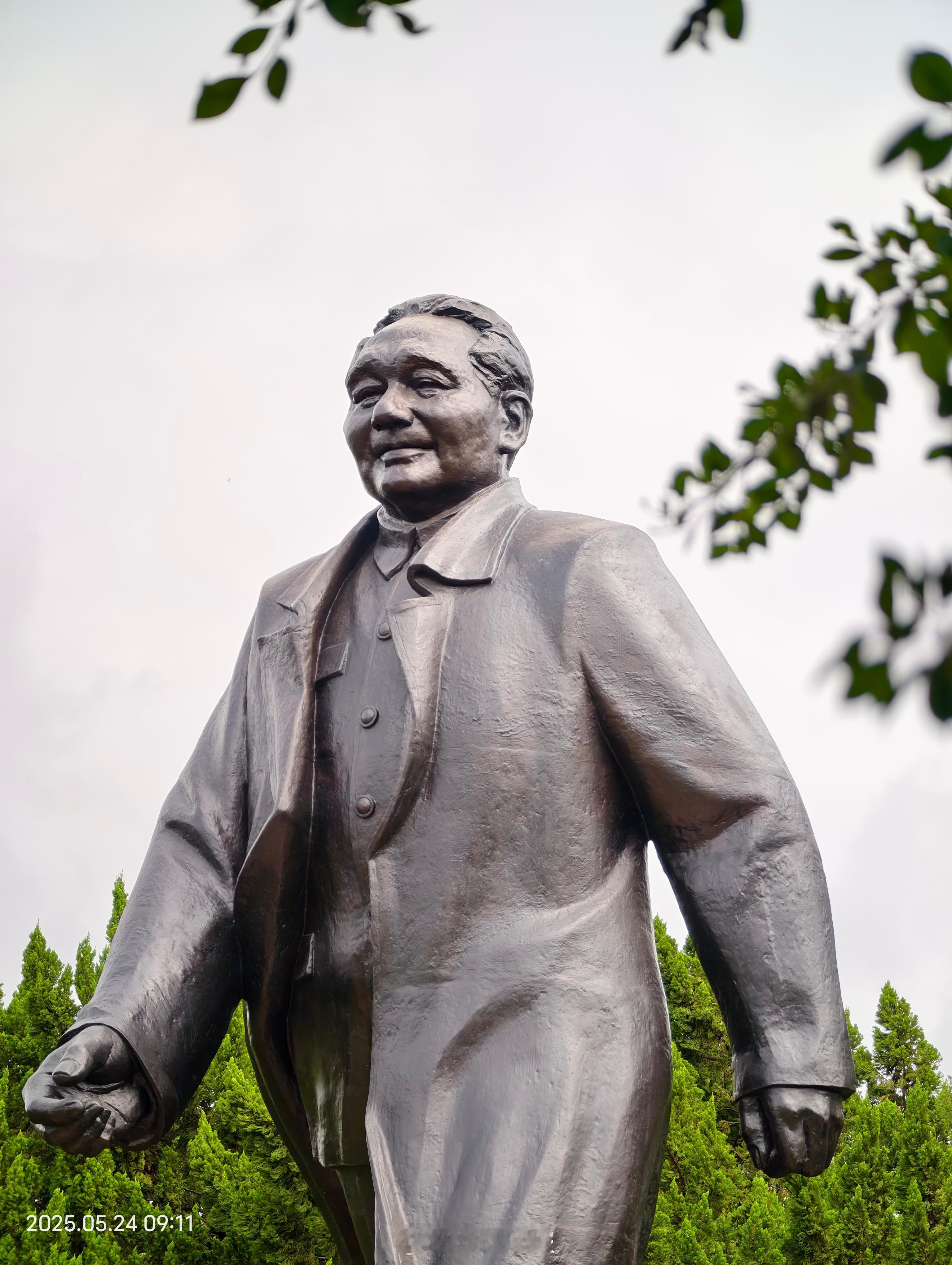 追光梦想之城见证深圳奇迹百位大v写意深圳2025网络名人看深圳第三天第1站莲花山