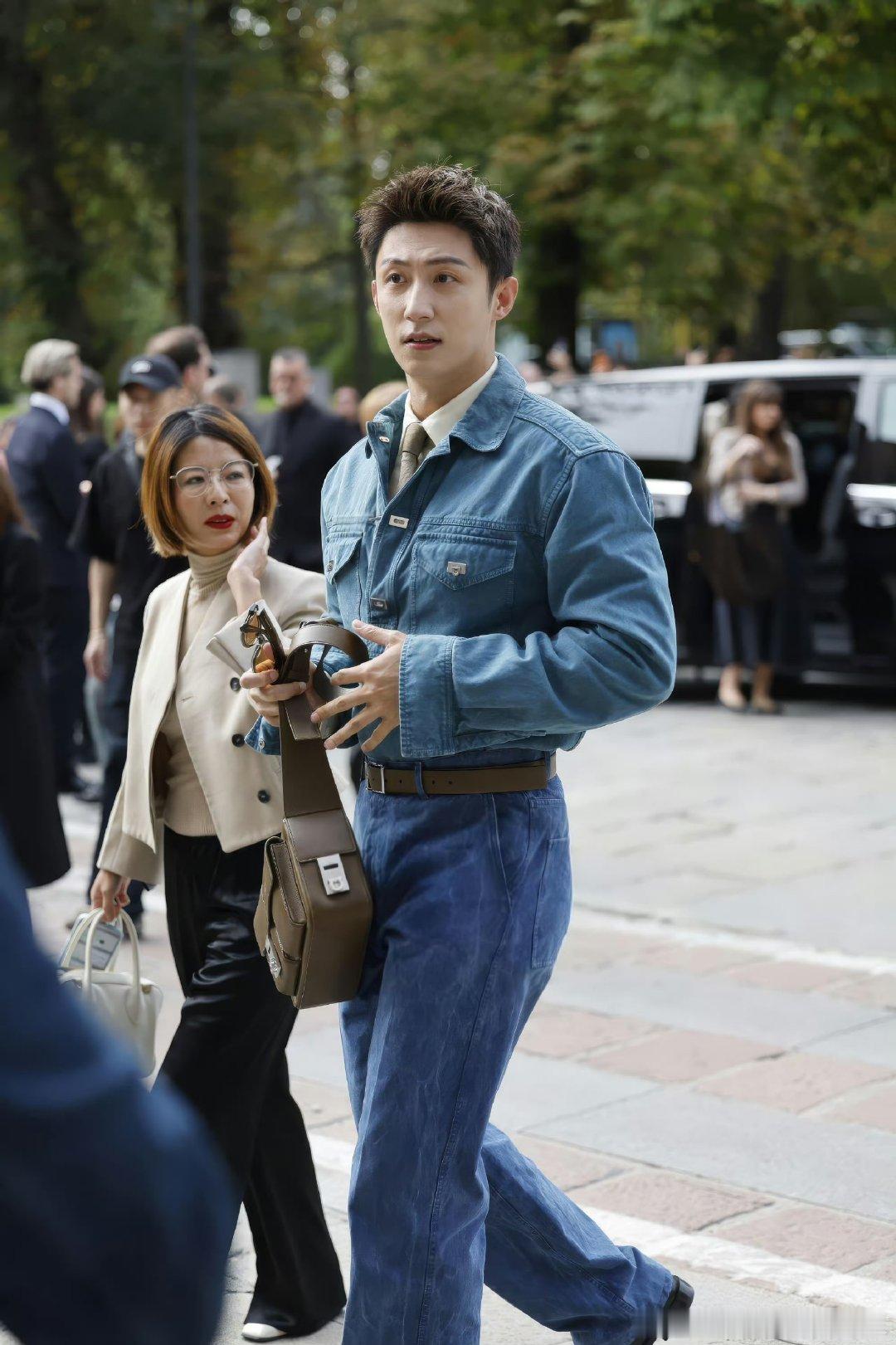 黄景瑜这张帅脸让我好得劲儿黄景瑜秀场内最耀眼的存在相机爆闪也难挡魅力，黄景瑜米兰