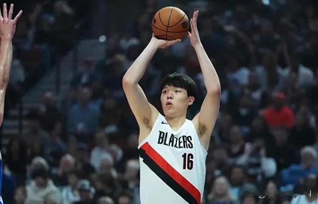 杨翰森和湖人中锋艾顿对比，能否数据大爆发？

杨翰森，身高2米16，体重122公