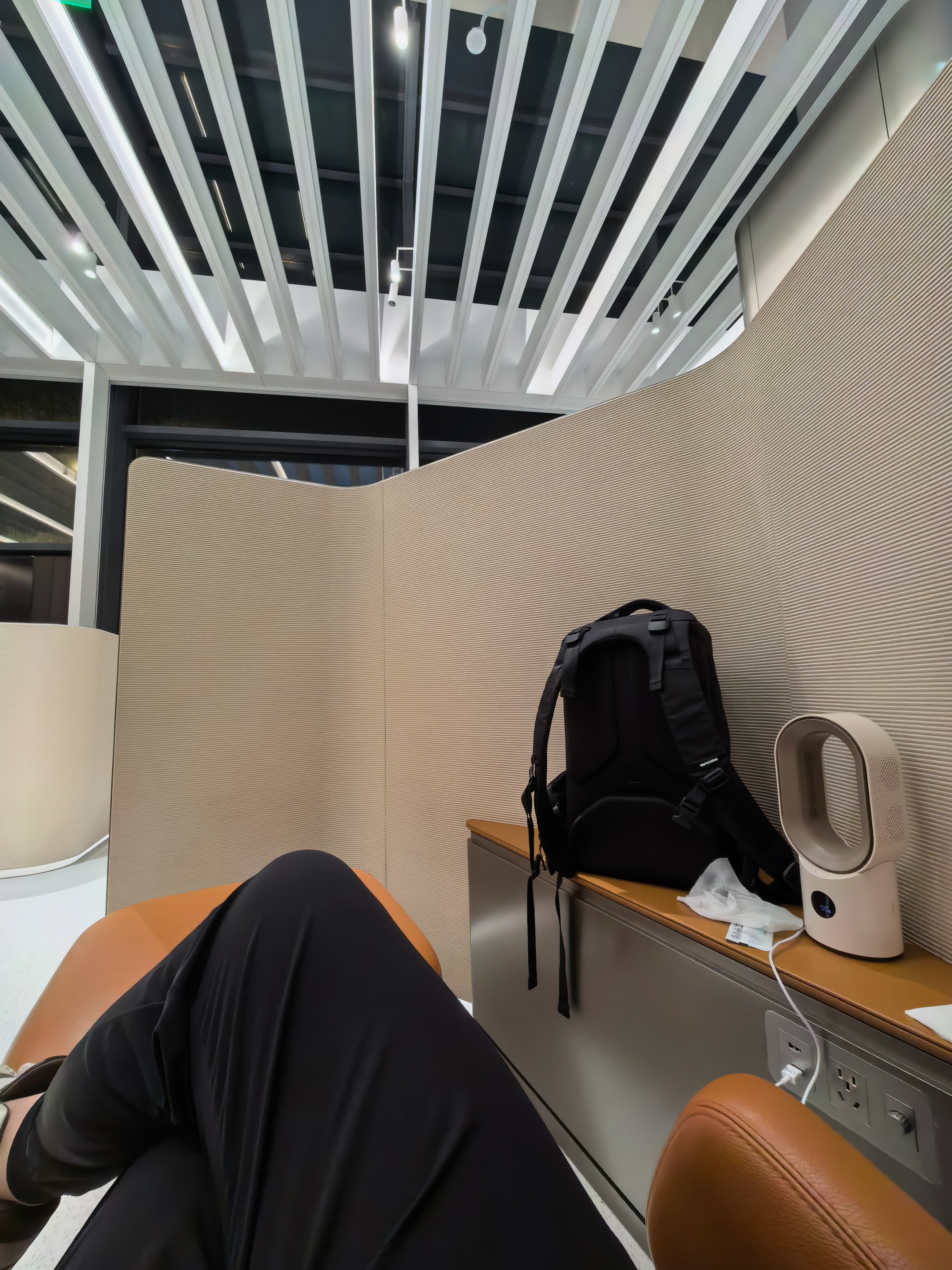 你说我倒霉不倒霉。原本买浦东下午的航班，晚点。心里一激动从浦东改签换成了虹桥，以