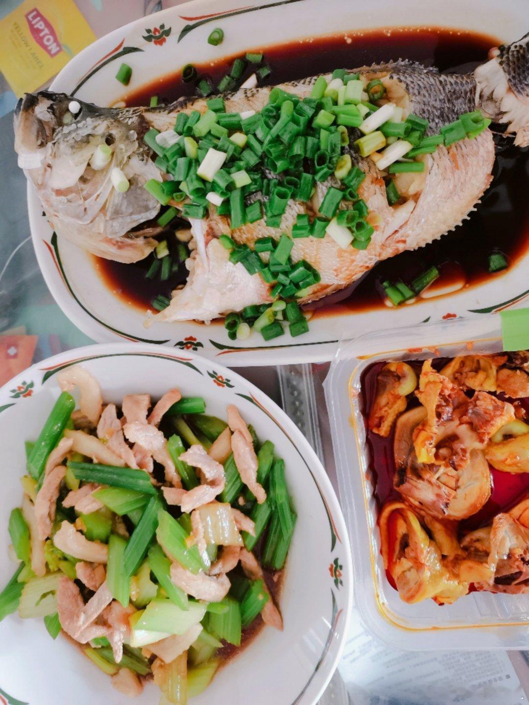 生活手记 中午我“叮咚”下单订了鲈鱼、熟食和青菜，女儿中午不在家吃饭了，她和朋友