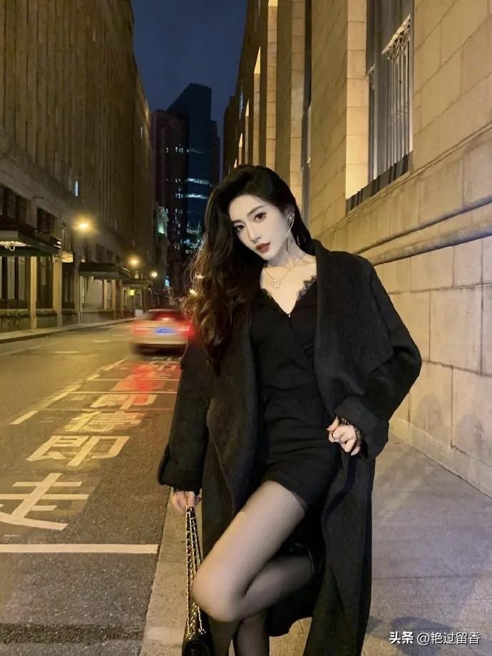 夜晚街头的优雅黑裙，尽显都市魅力！一身黑如何告别普通,穿出时髦感? 黑白衣服撞衫