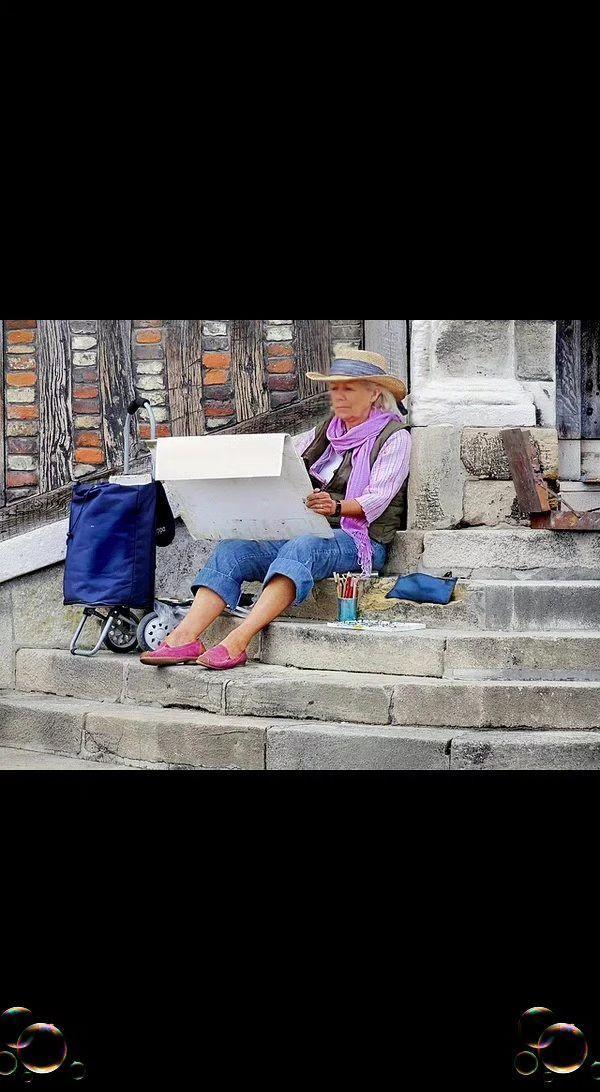 🎨石阶上的调色盘🎨，把时光调成莫兰迪。岁月在笔尖流淌，每个色块都是生活的诗行