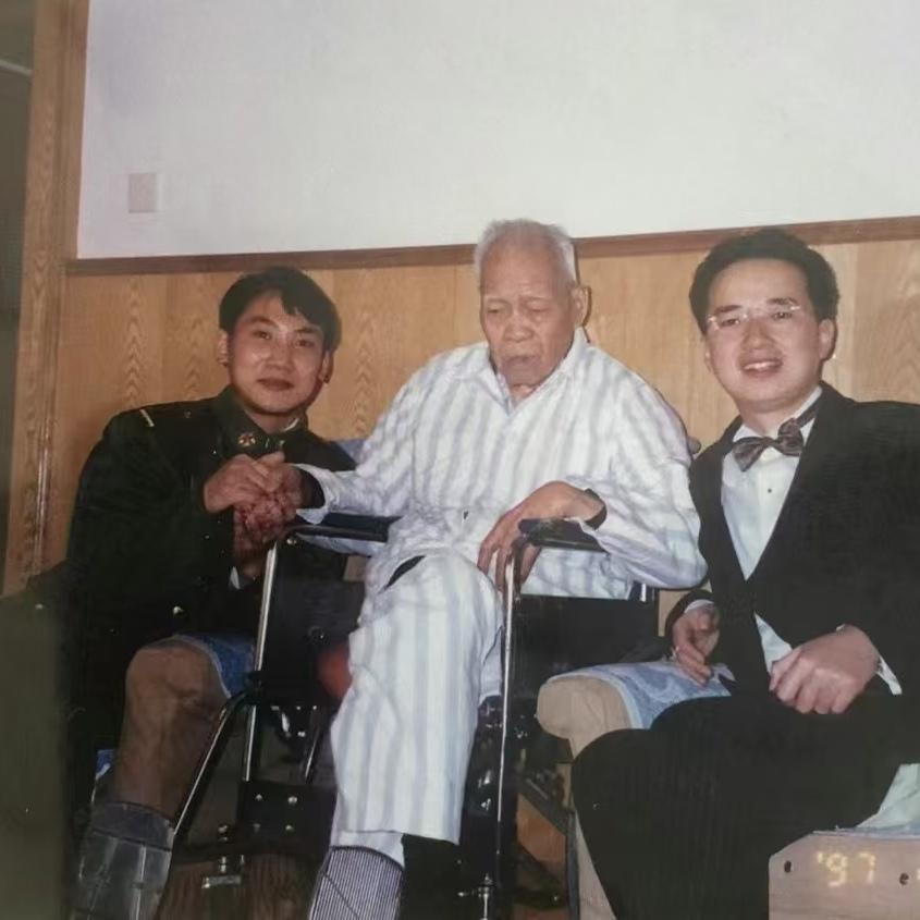 张宗逊将军晚年，一张罕见的留影，这张照片拍摄于1997年，坐在轮椅上的老人是开国
