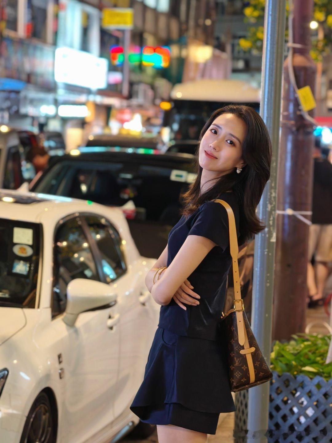 在香港随手拍的[心]图五的菠萝油真的是我的最爱，热热的甜口菠萝包中间夹一片厚厚冰