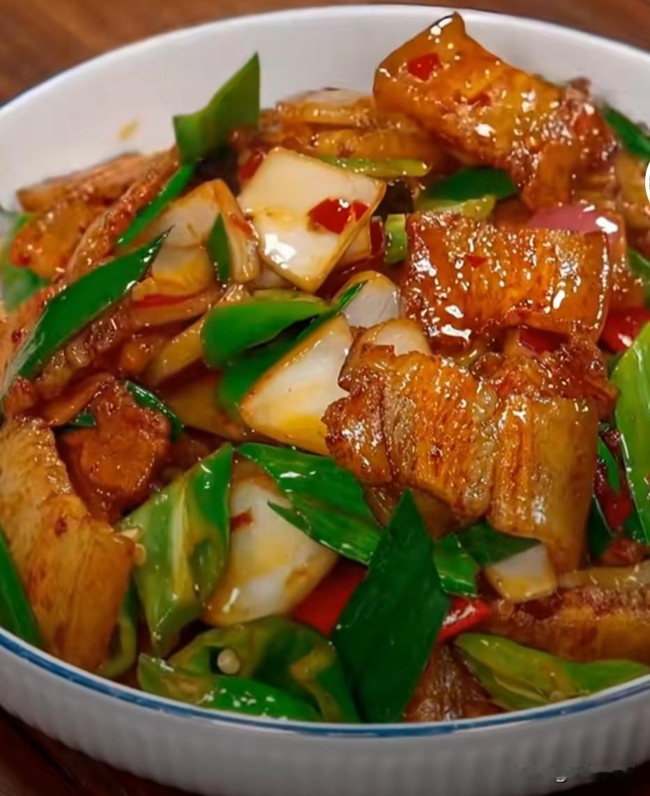 食材
 
五花肉、青蒜苗（青椒/蒜片都可）、郫县豆瓣酱、生姜、大蒜、干辣椒、生抽